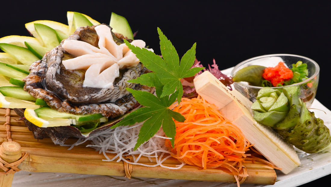 【追加料理：鮑お造り】新鮮な鮑のコリコリとした食感を